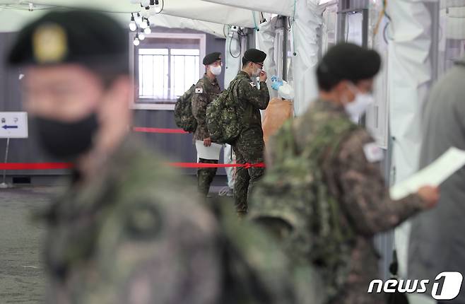 군 장병들이 지난달 30일 서울역에 마련된 코로나19 임시선별진료소에서 진단검사를 받고 있다. 2021.3.30/뉴스1 © News1 이성철 기자