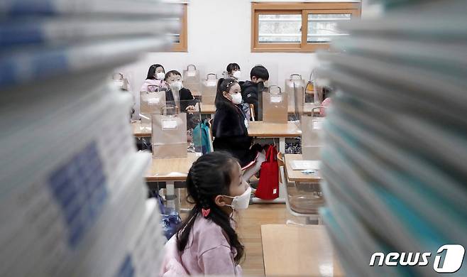 경기 수원 한 초등학교에서 지난 3월2일 신입생들이 안내사항을 듣고 있다. 2021.3.2/뉴스1 © News1 조태형 기자
