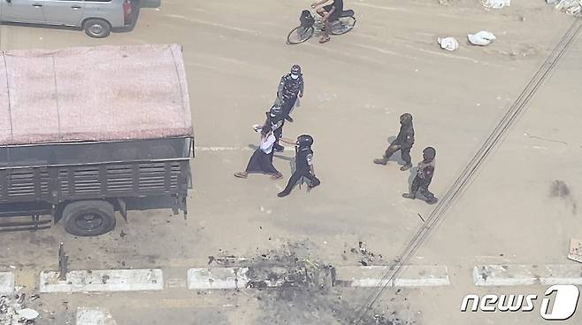 미얀마 경찰이 시위현장에서 민간인을 체포하고 있다. © 로이터=뉴스1 © News1 원태성 기자