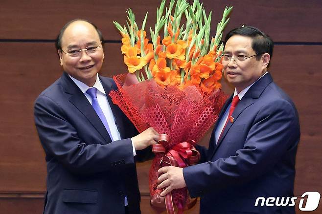응우옌 쑤언 푹 베트남 신임 국가주석(왼쪽)과 팜민찐 신임 총리. © AFP=뉴스1