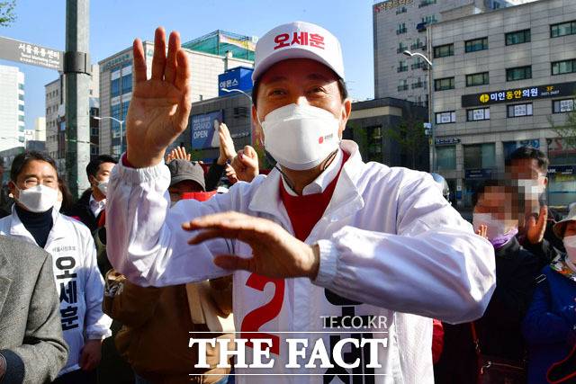 손 들어 인사하는 오세훈 후보.