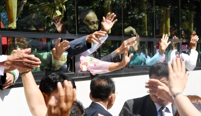 지난 2018년 8월 상봉행사를 마친 북측 이산가족들이 금강산 호텔에서 북측으로 향하는 버스에 탑승한 후 작별 인사를 하고 있다.                                                                                                                                                                                                                   사진공동취재단