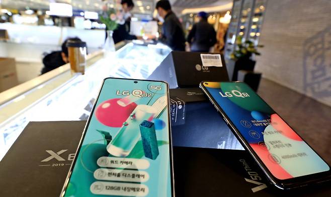 LG전자가 오는 7월31일자로 모바일 사업을 종료하기로 결정한 5일 서울 용산구 전자상가 휴대전화 매장에 LG 스마트폰 제품이 전시돼 있다. 김기남 기자