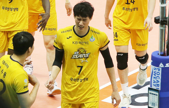 Park Jin-woo leaves the court during a game against Ansan OK Financial Group Okman on Sunday. He tested positive for the coronavirus the following day. [YONHAP]
