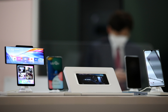 LG Electronics' smartphone set up for display at a store in central Seoul on Monday. [YONHAP]