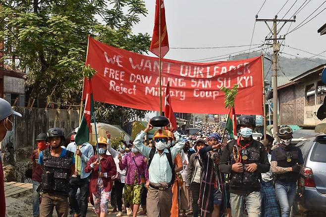 5일(현지시간) 미얀마 북부 카친주의 파칸에서 주민들이 군부 쿠데타 규탄 시위에 참여하는 모습. [연합]