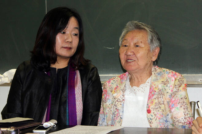 윤미향(왼쪽) 일본군 위안부 피해자 길원옥 할머니(오른쪽). 연합뉴스