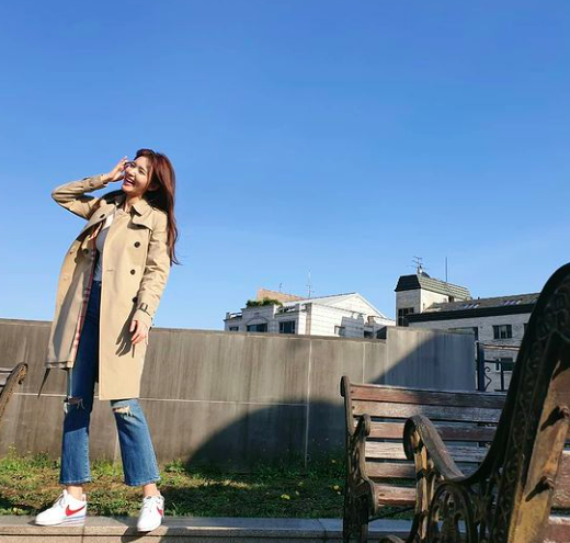 Actor Si-a Jeong boasted a photo of her daughter, Seo Woo, taking it at a high-level level.Today, on the 5th, Actor Si-a Jing posted a picture through his personal SNS saying, The beautiful sky, Seo Woo took such a wonderful picture.In the open photo, Si-a Jin is posing in the background of the blue sky.The 20-year-old visual, which can not be seen as the mother of two children, explodes and catches fans with a refreshing smile.On the other hand, Si-a Jin is married to Do-bin Baek, son of Actor Baek Yoon-sik, and has one male and one female.Recently, she released her ad shoot with her daughter Seo Woo and gave her fans a warm heart.Si-a JinSNS