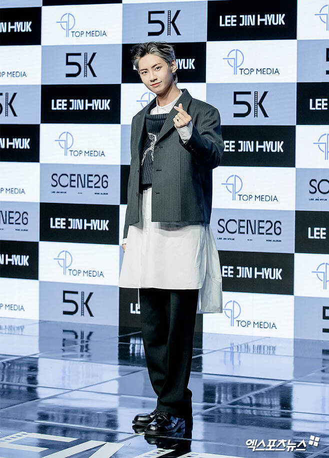 Lee Jin-hyuk, who attended the showcase commemorating the release of Singer Lee Jin-hyuks Mini album SCENE26, which was held Online on the afternoon of the 5th, has photo time.Photo: Providing TOP Media