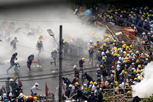 미얀마 최대 도시 양곤에서 2일(현지시간) 벌어진 군부 쿠데타 규탄 시위 현장에 경찰이 발사한 최루 가스가 자욱하다. (사진=연합뉴스)