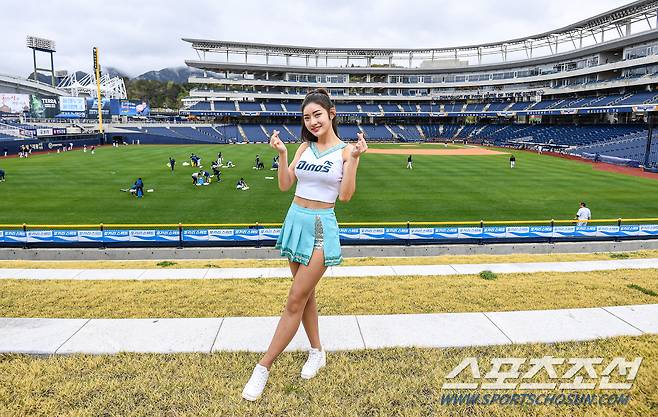 2021 KBO리그 NC 다이노스와 LG 트윈스의 경기가 4일 창원NC파크에서 열린다. 김은혜 치어리더가 포즈를 취하고 있다. 창원=박재만 기자 pjm@sportschosun.com/2021.04.04/
