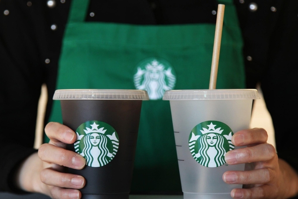 스타벅스가 2025년까지 매장 내 사용 컵을 재사용컵으로 교체하겠다고 밝혔다./스타벅스 제공