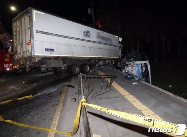 6일 오후 6시쯤 제주대학교 입구 사거리에서 주행 중이던 화물트럭이 맞은편 시내버스 2대와 1톤 트럭을 연쇄 추돌해 다수의 사상자가 발생했다. 뉴스1