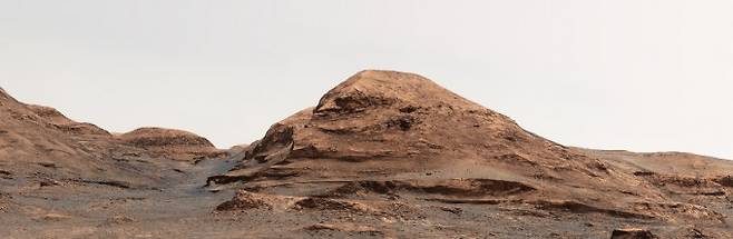 화성 탐사 로버 '큐리오시티'로 화성의 토양 성분과 기후 등을 연구하는 미국항공우주국(NASA) 소속 큐리오시티 연구팀이 화성의 한 바위 언덕에 신종 코로나바이러스 감염증(COVID-19·코로나19) 합병증으로 사망한 멕시코 과학자 '라파엘 나바로'의 이름을 따 '라파엘 나바로 산'이라고 이름 붙였다. NASA/JPL-Caltech/MSSS 제공