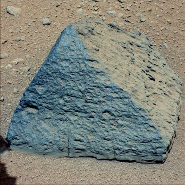 큐리오시티 연구팀은 큐리오시티가 화성에서 처음으로 조사한 바위(사진)에 2012년 사망한 탐사 로봇 엔지니어 '제이크 마티예비치'의 이름을 따 '제이크 마티예비치 바위'라고 이름 붙였다. NASA 제공
