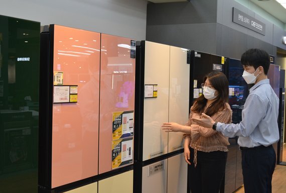 전자랜드 파워센터 용산점에서 고객들이 프리미엄 냉장고를 살펴보고 있다. 전자랜드 제공.