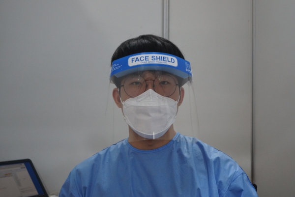 성남시 예방접종센터에서 예방접종을 하는 김의석 간호사.
