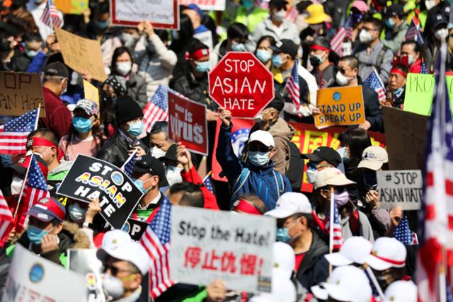 4일 미국 뉴욕 맨해튼의 폴리 광장에서 시민들이 '아시아계 증오를 멈추라(Stop Asian Hate)'고 적힌 플래카드를 들고 동양인을 대상으로 한 증오범죄를 규탄하고 있다. 뉴욕=신화 연합뉴스