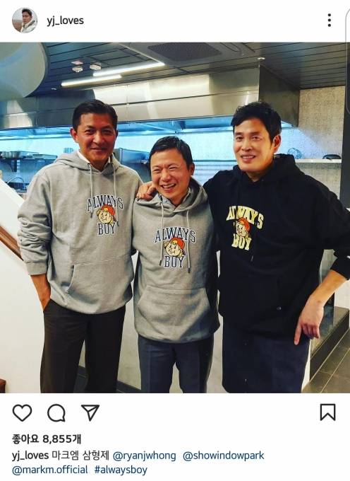 홍정욱 올가니카 회장(왼쪽)과 박정빈 신원그룹 부회장(가운데), 정용진 신세계그룹 부회장(오른쪽)이 신원에서 운영하는 스트리트 패션 브랜드 '마크엠'의 제품을 입고 사진을 찍고 있다. [사진=정용진 부회장 SNS]