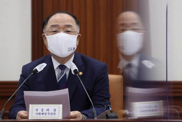 홍남기 경제부총리 겸 기획재정부 장관 1일 오전 서울 종로구 세종대로 정부서울청사에서 열린 제7차 혁신성장 BIG3 추진회의에서 모두발언을 하고 있다. 2021.4.1/뉴스1