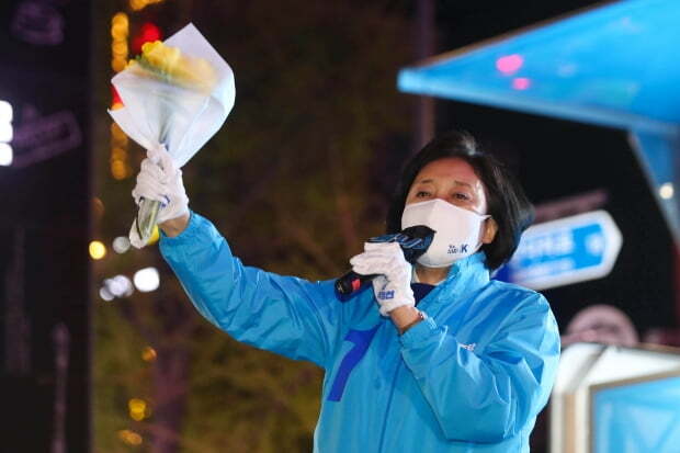 박영선 더불어민주당 서울시장 후보가 6일 서울 마포구 상상마당 인근에서 열린 집중유세를 마친 후 시민들과 인사를 하고 있다. 사진=뉴스1
