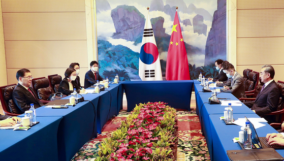 Korean Foreign Minister Chung Ui-yong, far left, has a meeting with his Chinese counterpart Wang Yi in Xiamen, China, April 3. [YONHAP]