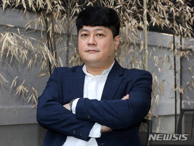 [서울=뉴시스]고범준 기자 = 영화 '구원'의 이창무 감독이 6일 오전 서울 마포구 씨네마포에서 뉴시스와 인터뷰에 앞서 포즈를 취하고 있다. 2021.04.06. bjko@newsis.com