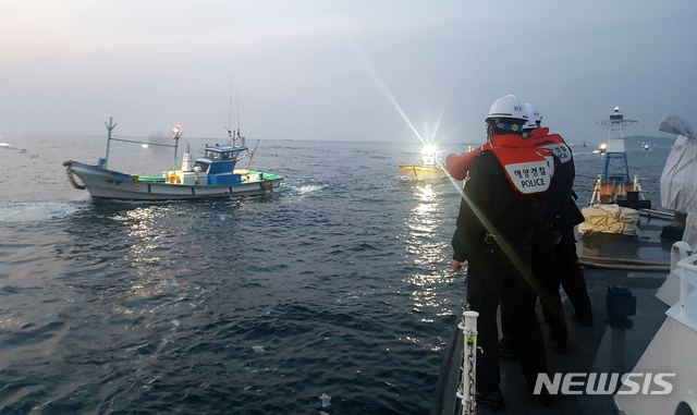 속초해양경찰서 경찰관들이 저도어장에서 임무를 수행하고 있는 모습. (사진=속초해양경찰서 제공)