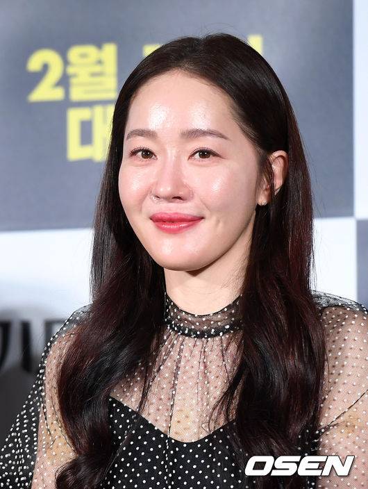 [OSEN=이대선 기자]배우 엄지원이 미소를 짓고 있다./sunday@osen.co.kr