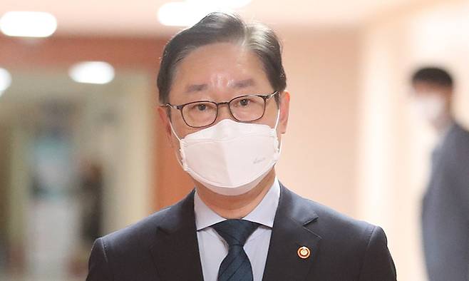 박범계 법무부 장관이 6일 서울 종로구 정부서울청사에서 영상으로 열린 국무회의에 참석하고 있다. 뉴시스