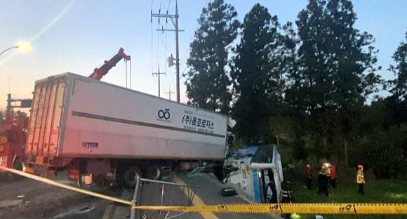 제주 4중 충돌 사고 현장 - 6일 오후 제주시 아라일동 제주대학교 입구 사거리에서 버스 2대와 11t 트럭, 1t 트럭 등이 잇따라 부딪히며 많은 인명피해가 발생했다. 사진은 사고 현장의 모습. 2021.4.6 독자제공