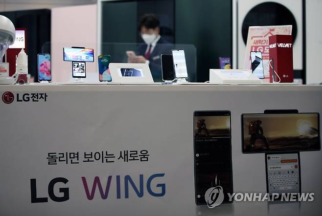 LG전자 휴대전화 역사 속으로…26년만에 사업 종료 (서울=연합뉴스) 박동주 기자 = LG전자가 5일 모바일사업을 종료하기로 최종적으로 결정했다. 사진은 이날 서울 시내 한 LG전자 매장 내 진열된 LG전자 스마트폰. 2021.4.5 pdj6635@yna.co.kr