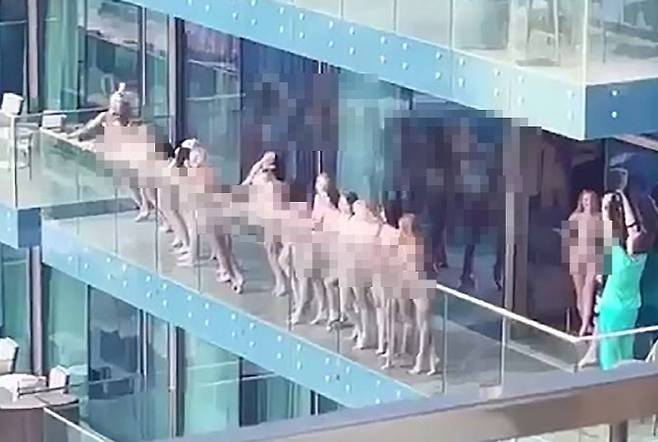 두바이 마리나 지구의 한 건물 발코니에서 포즈를 취하고 있는 외국인 모델들 (사진=트위터)