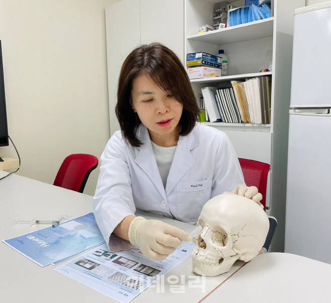 7일 차미선 메디팹 대표가 생분해성 플라스틱을 주입하는 안면골절 외상치료법을 설명하고 있다. [제공=메디팹]