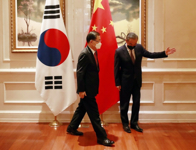 정의용(왼쪽) 외교부 장관과 왕이 중국 국무위원 겸 외교부장이 3일 중국 샤먼 하이웨호텔에서 한중 외교장관 회담을 하기 위해 회담 장소로 향하고 있다. (사진=연합 제공)