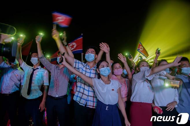 작년 8월28일 북한 '청년절'을 맞아 평양시내 4·25문화궁전 광장에서 열린 공연을 보러온 관객들이 마스크를 착용하고 있다. © AFP=뉴스1