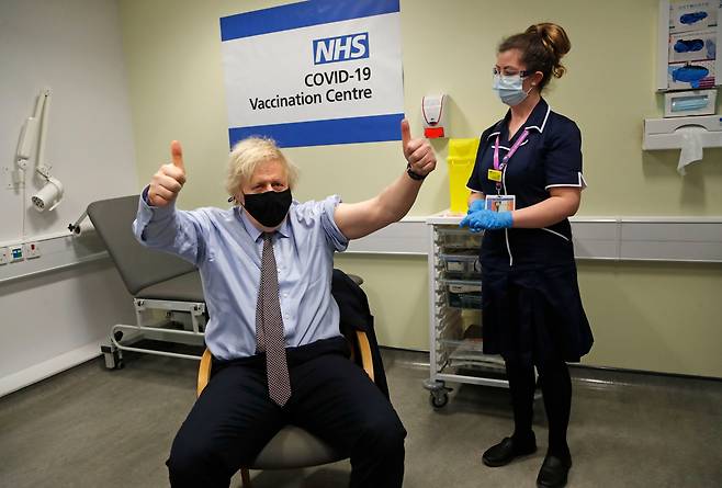 보리스 존슨 영국 총리가 지난달 19일(현지 시간) 런던 세인트 토머스 병원에서 아스트라제네카(AZ)의 코로나 백신 1차 접종을 받은 뒤 두 엄지를 치켜들고 있다./AP 연합뉴스
