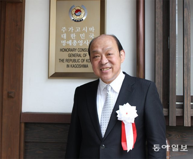 15대 심수관이 6일 가고시마현 미야마의 심수관요에 개설된 명예총영사관 앞에서 “한국을 좋아하는 일본인을 1명이라도 더 만드는 게 내가 할 일”이라고 강조했다. 미야마=박형준 특파원 lovesong@donga.com