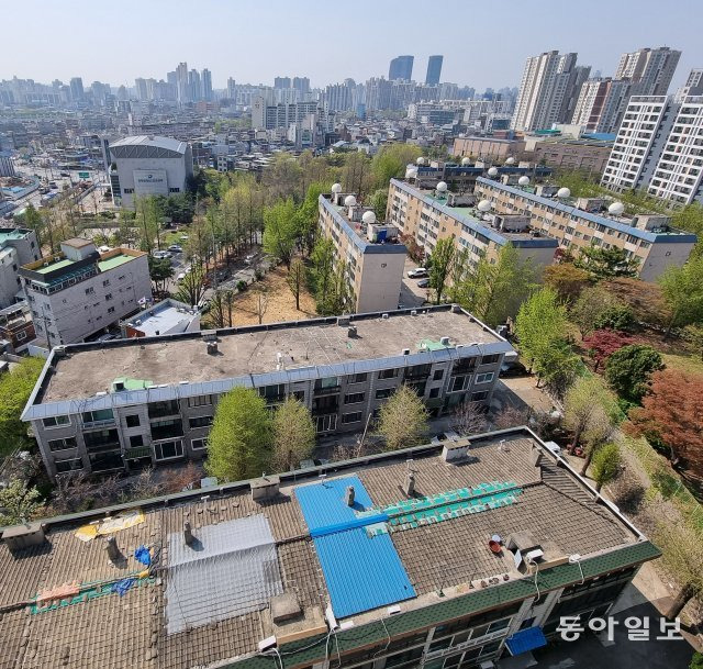 7일 국토교통부는 공공재건축 선도사업 후보지 5개 단지를 발표했다. 서울 영등포구 신길 13구역 내에 위치한 공공재건축 후보지 모습.김재명기자 base@donga.com