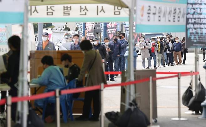지난 2일 서울역 광장에 마련된 임시선별 검사소를 찾은 시민들이 검사를 받기 위해 대기하고 있다. 연합뉴스 제공