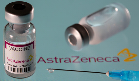 다국적 제약사 아스트라제네카 신종 코로나바이러스 감염증(코로나19) 백신이라고 쓰인 병이 놓여있는 이미지. [로이터=연합뉴스]