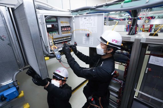 LG유플러스 협력 업체 직원들이 7일 서울 마곡 통신국사에 구축된 외기냉방 시스템을 점검하고 있다. LG유플러스 제공