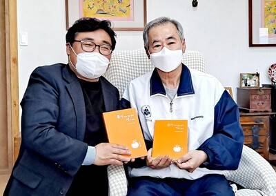 시집 제작을 주도한 박병윤(왼쪽) 동상면장과 원고 감수를 해준 윤흥길(오른쪽) 작가. 완주군 제공