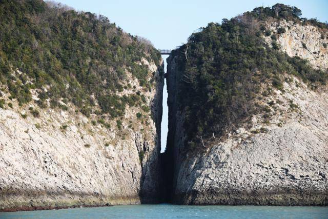 세로로 길게 갈라진 암벽 사이를 연결하는 관매도 하늘다리. 예전 섬 젊은이들의 데이트 장소였던 이곳이 요즘은 아찔한 다도해 전망대로 더 알려져 있다. ⓒ박준규