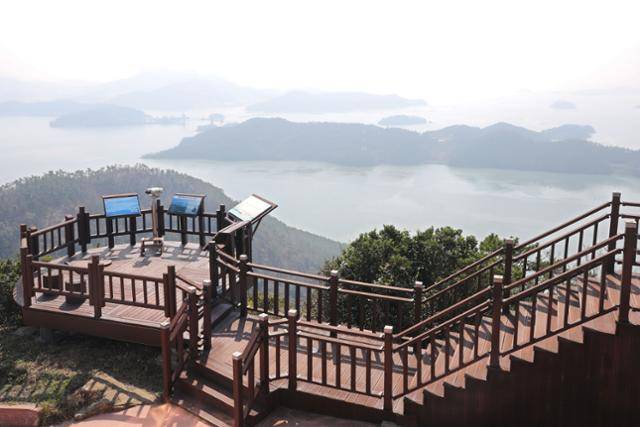 조도 제1경승지로 꼽히는 상조도의 도리산 전망대. 날이 좋으면 조도군도의 178개 섬을 파노라마로 조망할 수 있다. ⓒ박준규