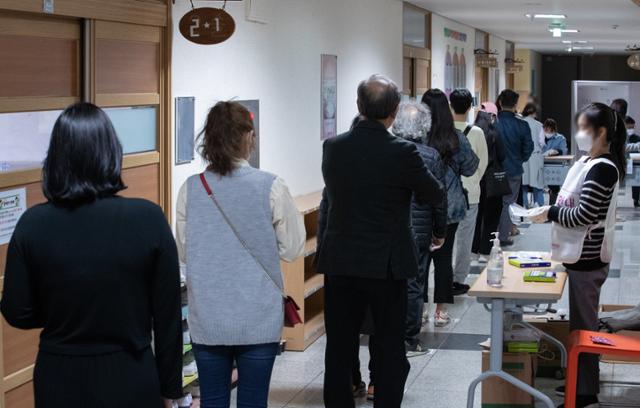 7일 오후 서울 서초구 우면초등학교에 마련된 양재1동 제5투표소를 찾은 시민들이 투표를 하기 위해 줄을 서 있다. 뉴스1