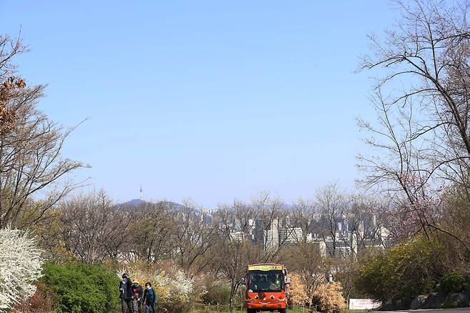 지난 5일 서울 하늘공원에서 바라본 서울 하늘이 온통 파랗다. <이충우 기자>