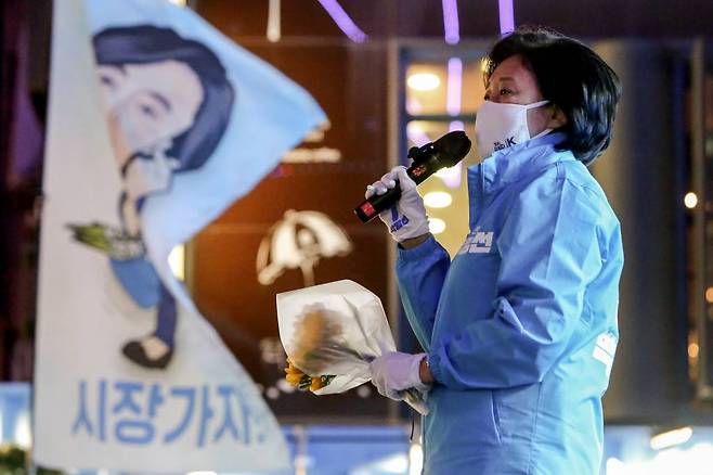 더불어민주당 박영선 서울시장 후보가 6일 서울 마포구 상상마당 인근에서 열린 집중유세에서 지지를 호소하고 있다. / 사진제공=뉴시스