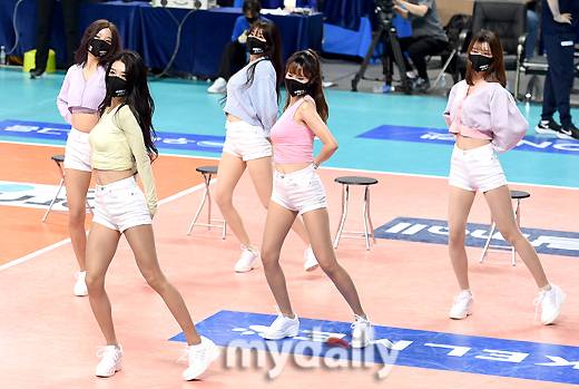 ▲ '알록달록 의상'