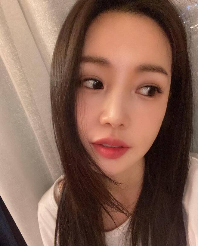 Actor Nam Gyu-ri flaunted his outstanding lookOn April 6, Nam Gyu-ri posted several photos on his personal instagram with an article entitled End of shooting today.In the public photo, Nam Gyu-ri is taking a photo of a super-close selfie.Although it is a super-close photo, Nam Gyu-ri is attracting attention with his clear and solid Skins without any blemishes or pores.Here, the distinctive features such as dolls and fresh juice are added to the envy of the netizens.